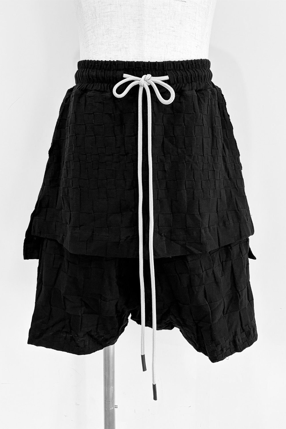 GRADIENT PLAID PATTERN LAYERED SHORTS / ブラック