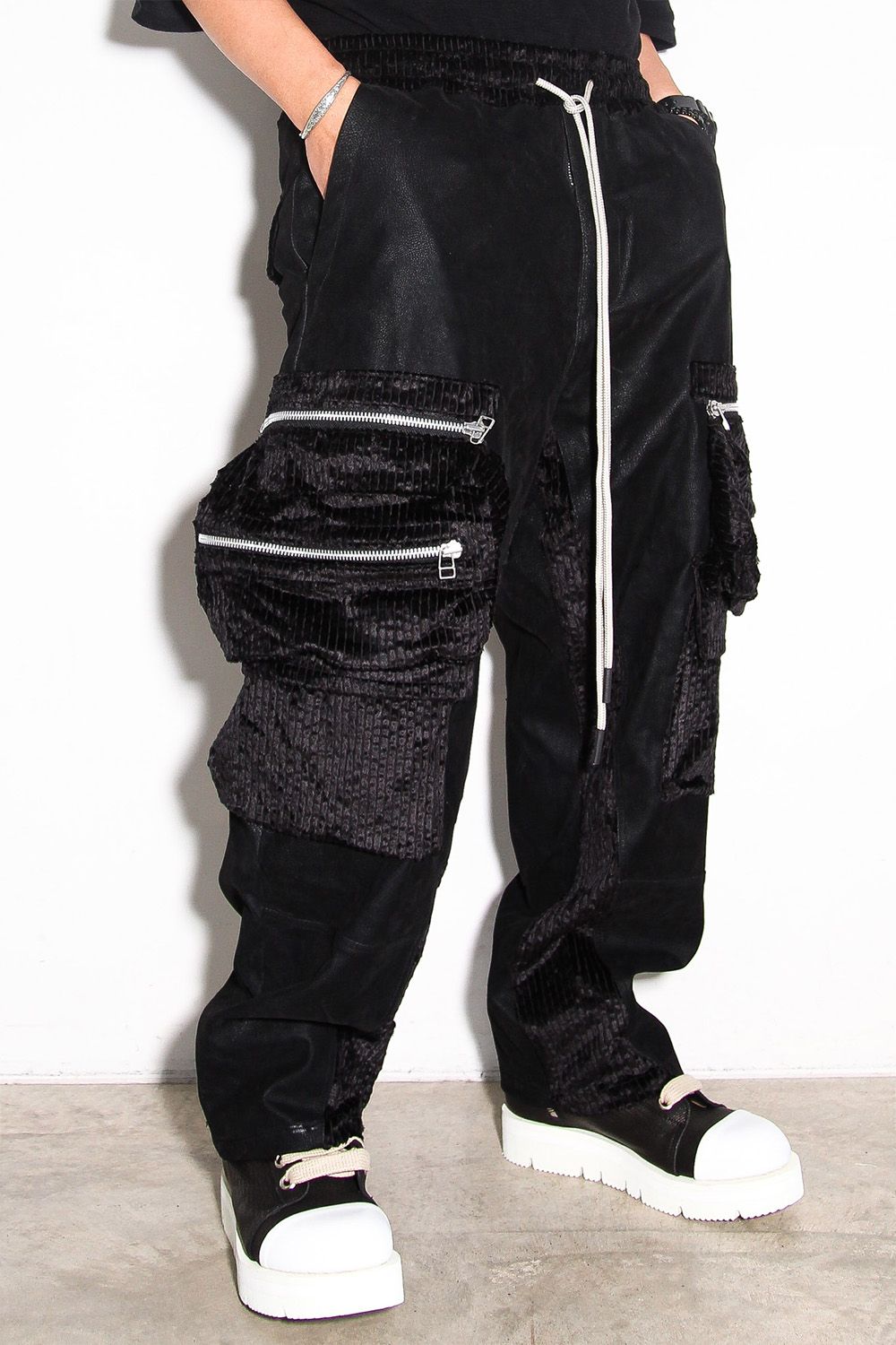 シンセティックレザーカーゴワイドパンツ / CARGO WIDE PANTS / ブラック / ag-12057