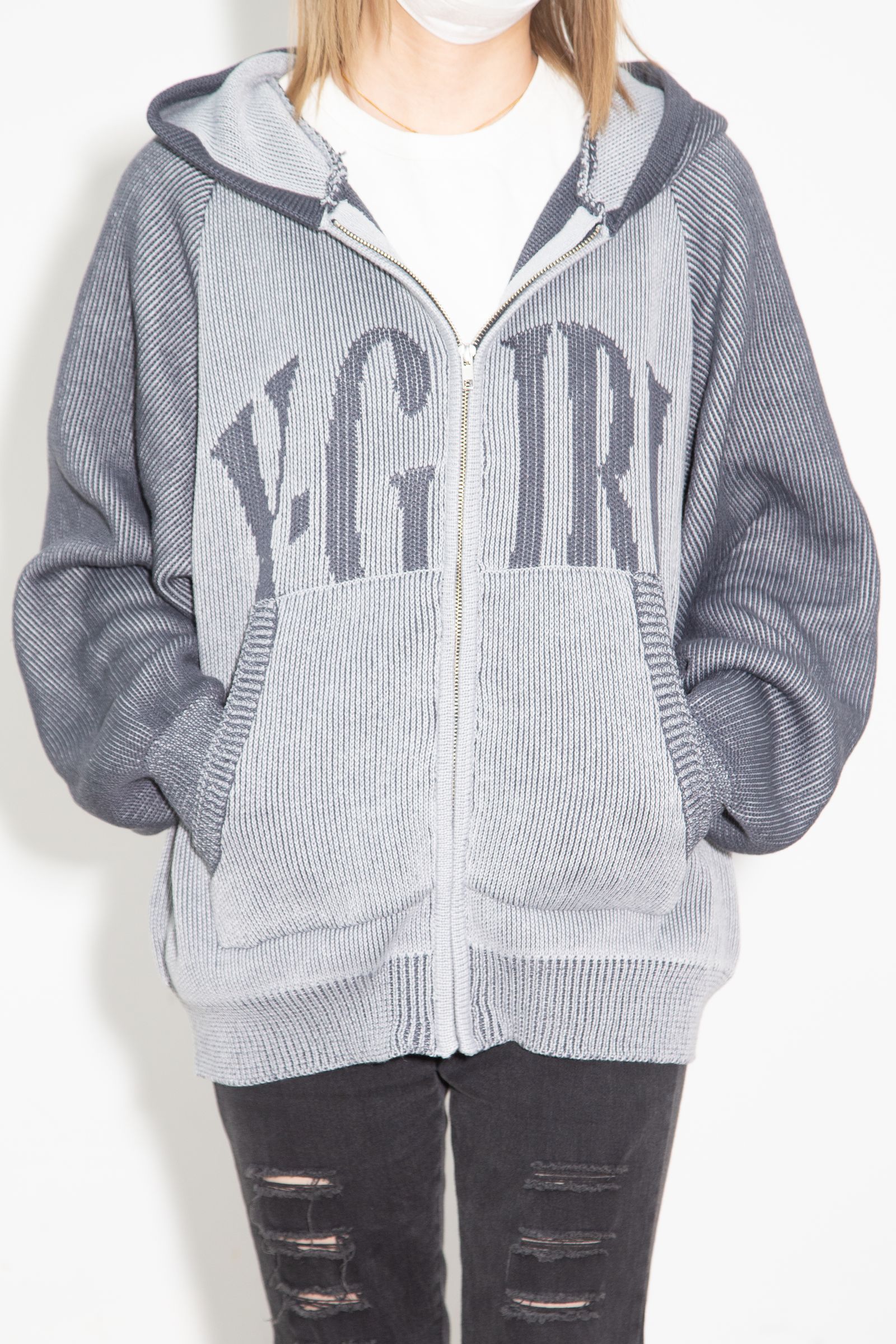 ［ラスト1点］LOGO JACQUARD ZIP UP KNIT HOODIE / グレー