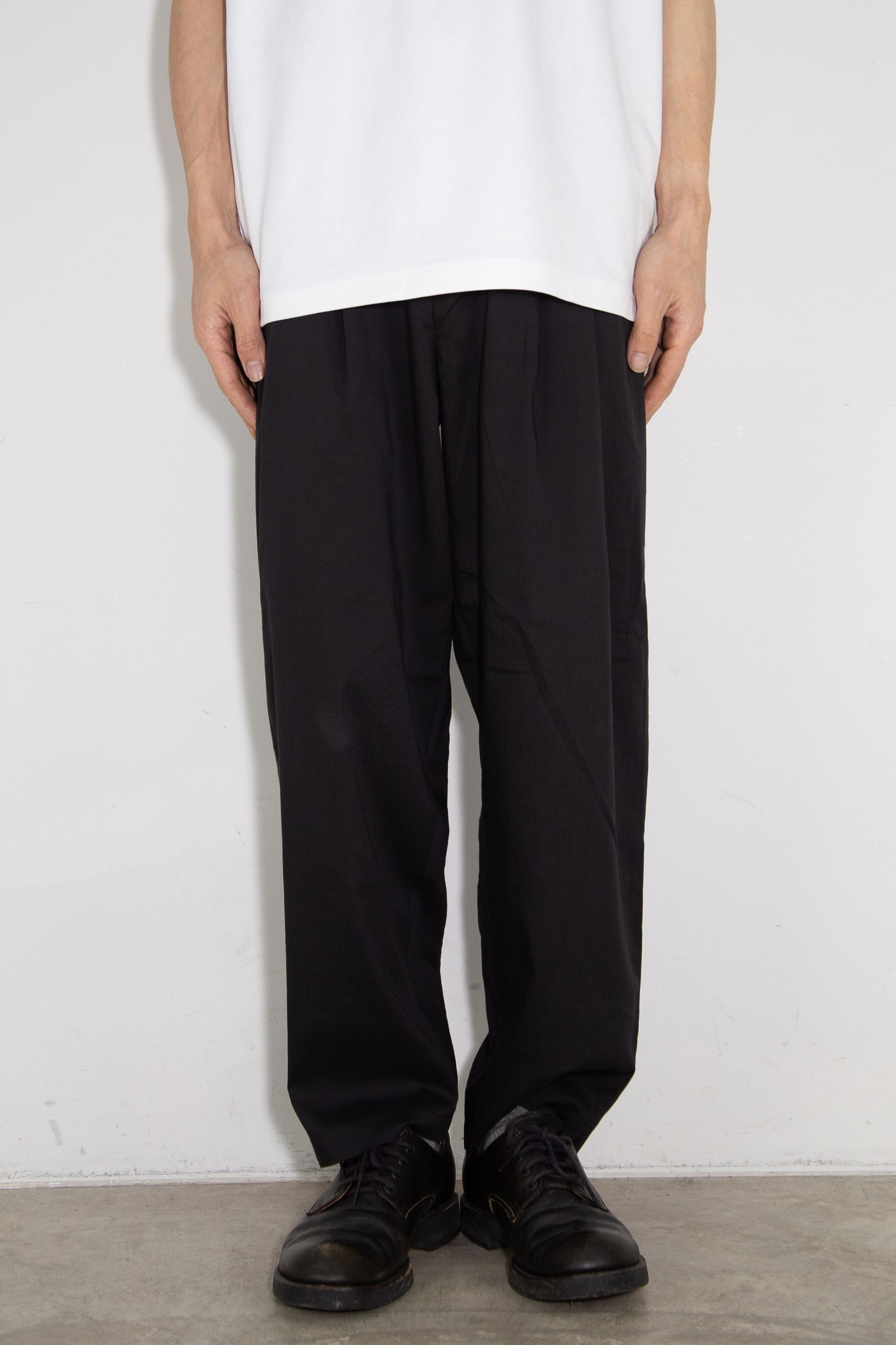 PE/LI POPLIN BELTED TAPERED FIT TROUSERS / ブラック