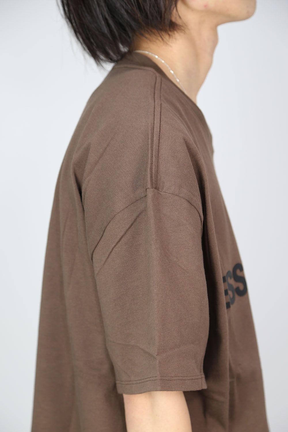 FRONT LOGO S/S TEE / ブラウン
