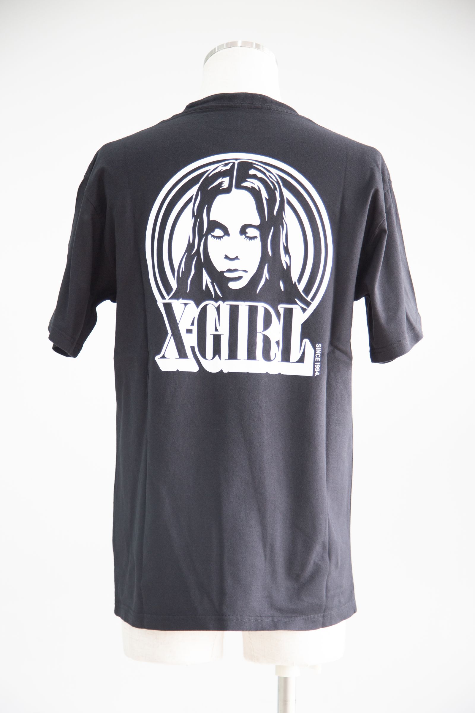 CIRCLE BACKGROUND FACE LOGO S/S TEE / ブラック