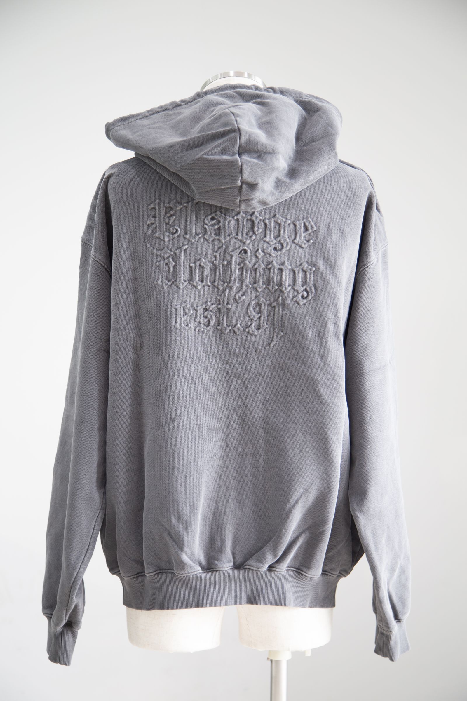 PIGMENT EMBOSSED ZIP HOODED SWEATSHIRT / チャコール