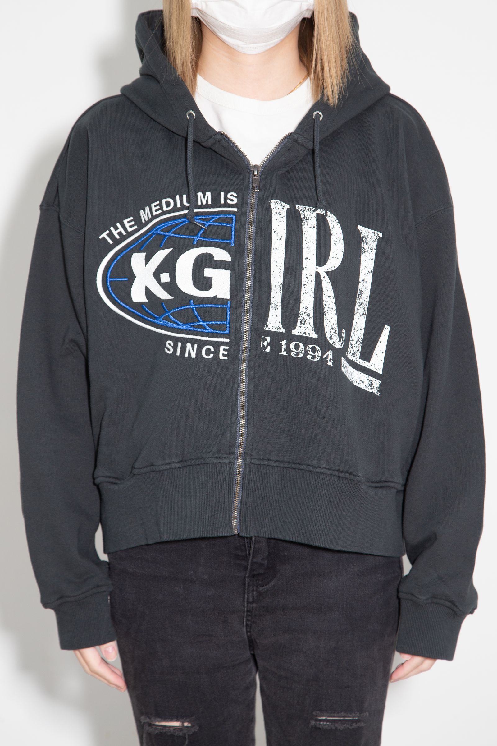 PANELED GRAPHIC ZIP UP SWEAT HOODIE / チャコール