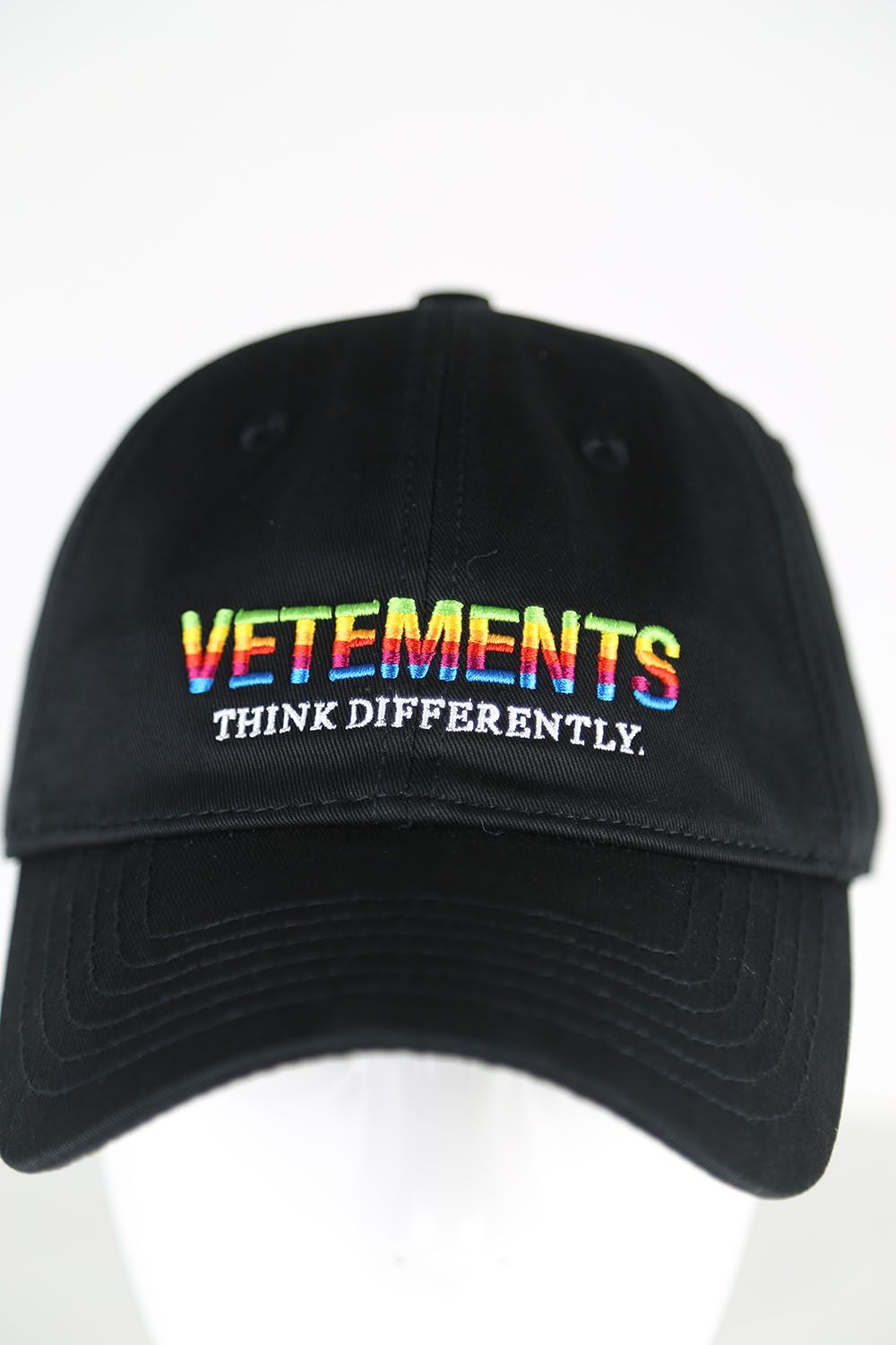 THINK DIFFERENTLY LOGO CAP / ブラック