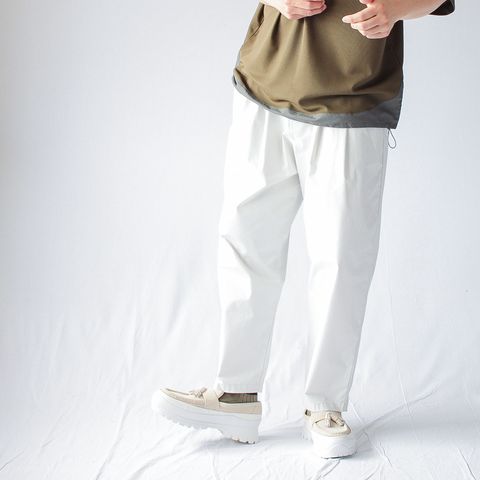 白パンツで軽やかに