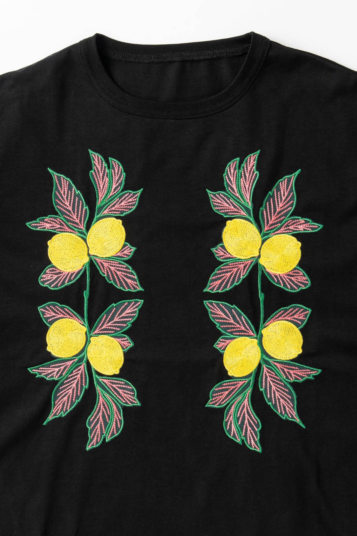 MEGURU / NEEDLE PATCH TOP 刺繍Tシャツ - BLACK