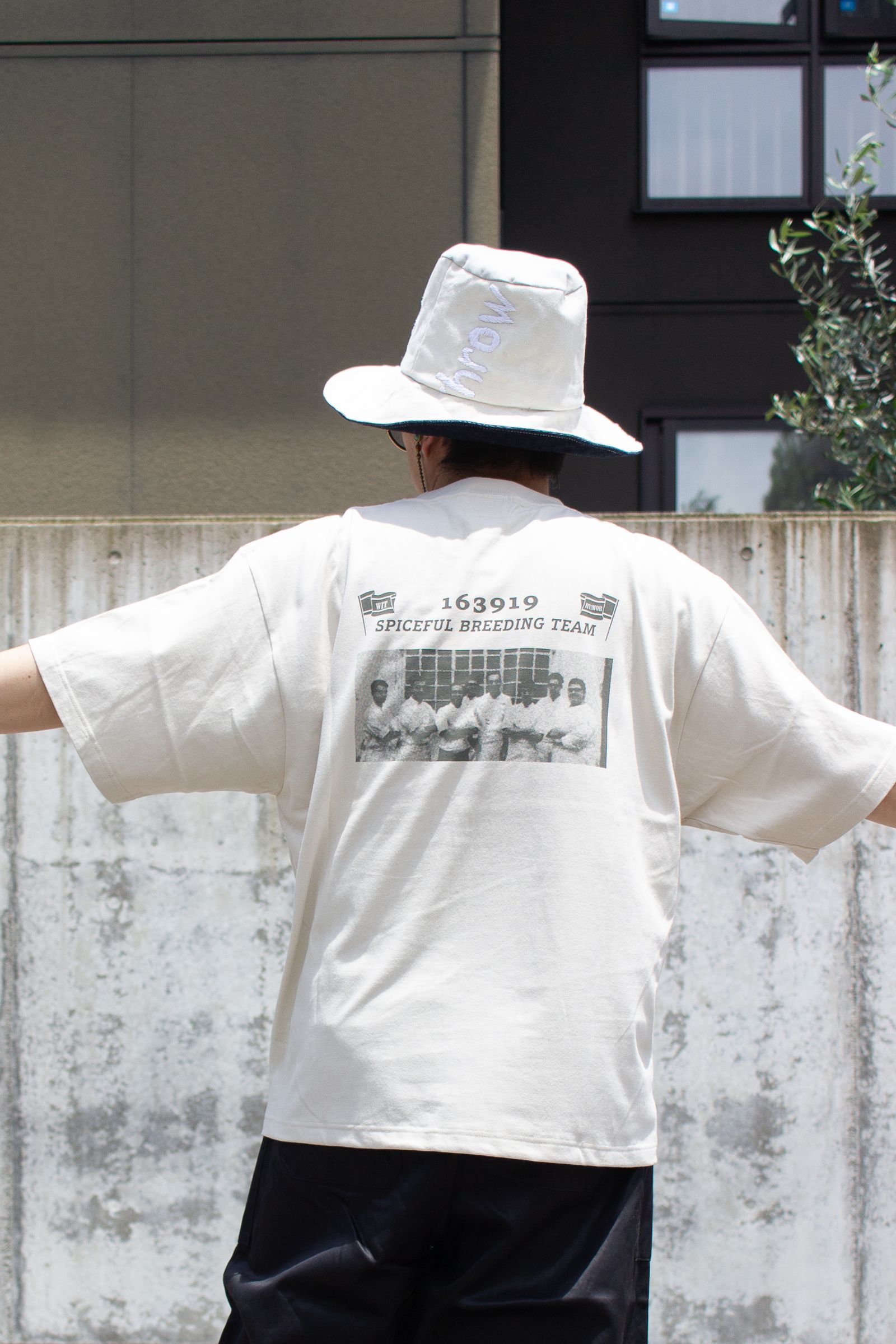 Tシャツ: GRAPHIC SCREEN TEE "THE MAN" / グラフィックスクリーンTEE - サンドベージュ