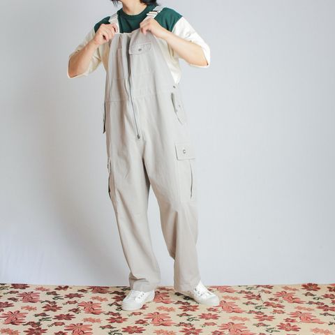 軽やかなオーバーオールスタイル