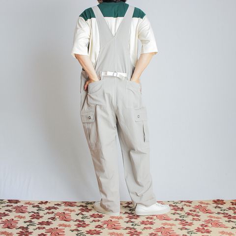 軽やかなオーバーオールスタイル