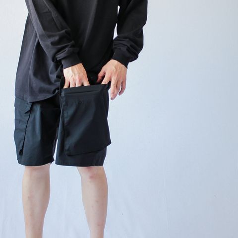 上下黒でも軽やかに
