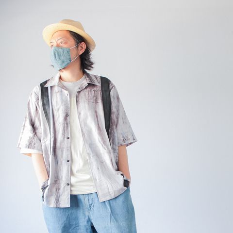 開襟シャツを羽織れば気分は夏