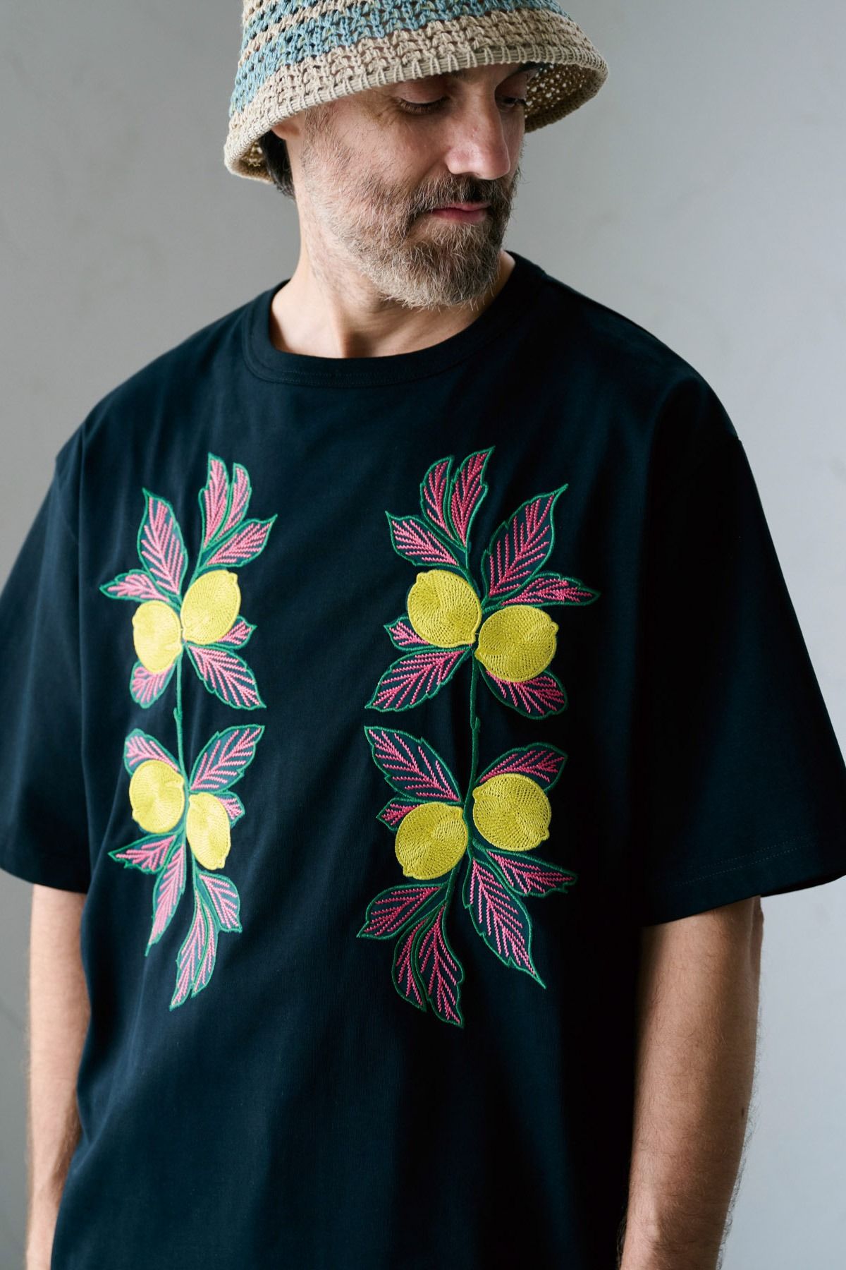 MEGURU / NEEDLE PATCH TOP 刺繍Tシャツ - BLACK