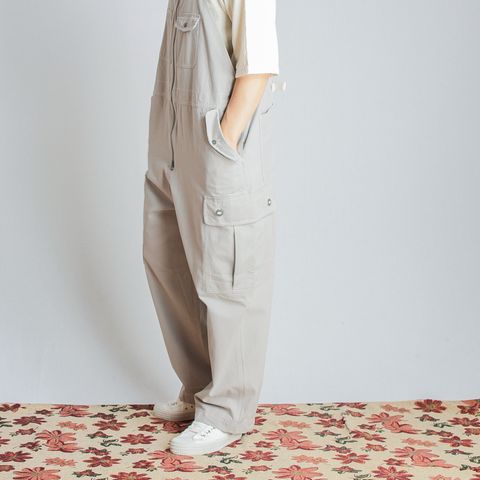 軽やかなオーバーオールスタイル