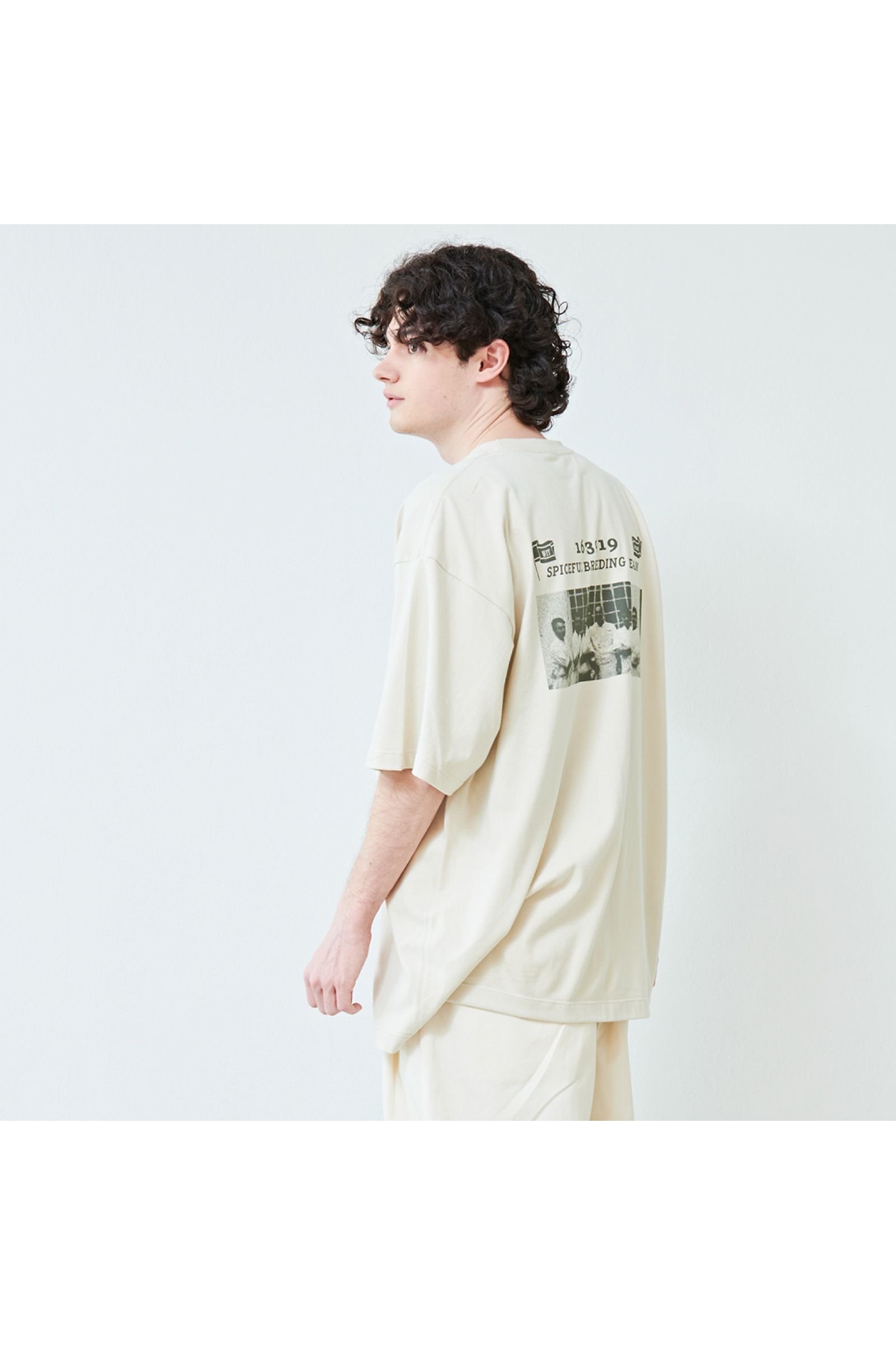 Tシャツ: GRAPHIC SCREEN TEE "THE MAN" / グラフィックスクリーンTEE - サンドベージュ