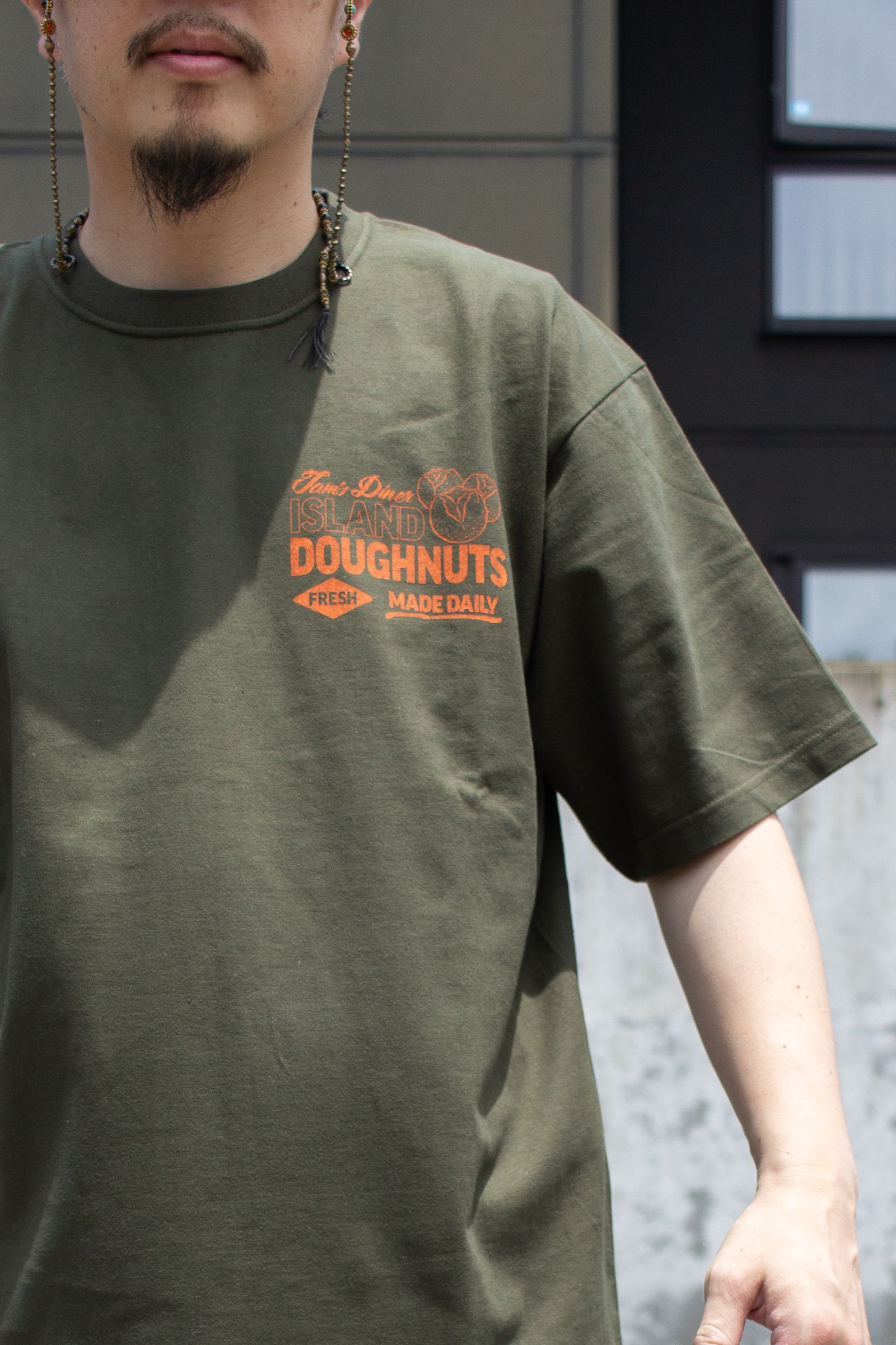 Tシャツ: GRAPHIC SCREEN TEE "DOUGHNUTS" / グラフィックスクリーンTEE - オリーブ