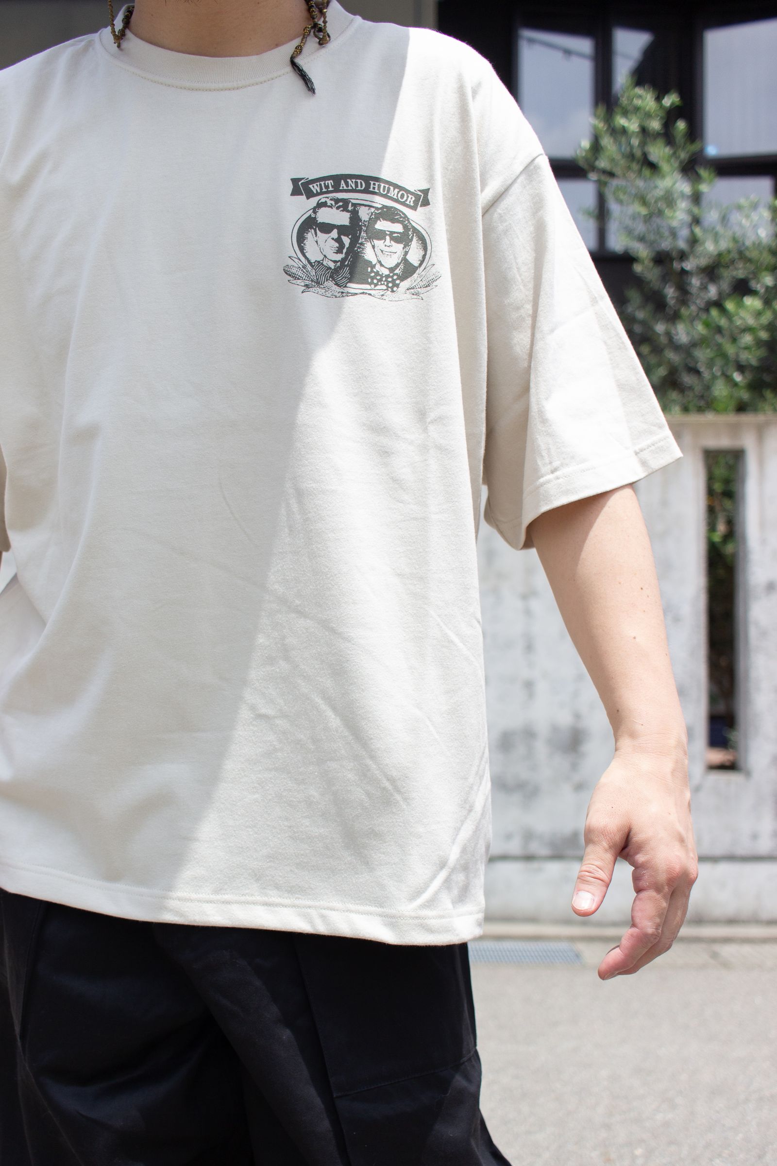 Tシャツ: GRAPHIC SCREEN TEE "THE MAN" / グラフィックスクリーンTEE - サンドベージュ