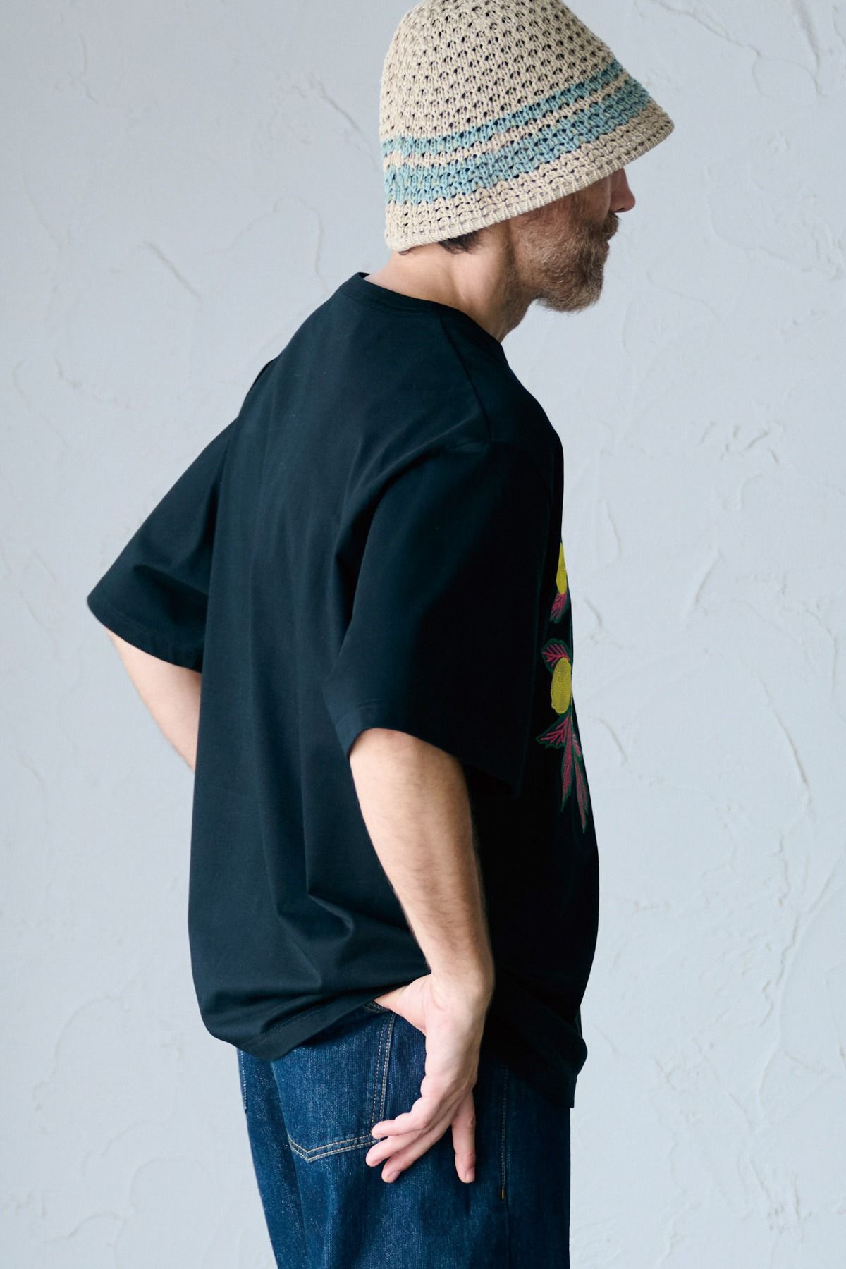 MEGURU / NEEDLE PATCH TOP 刺繍Tシャツ - BLACK