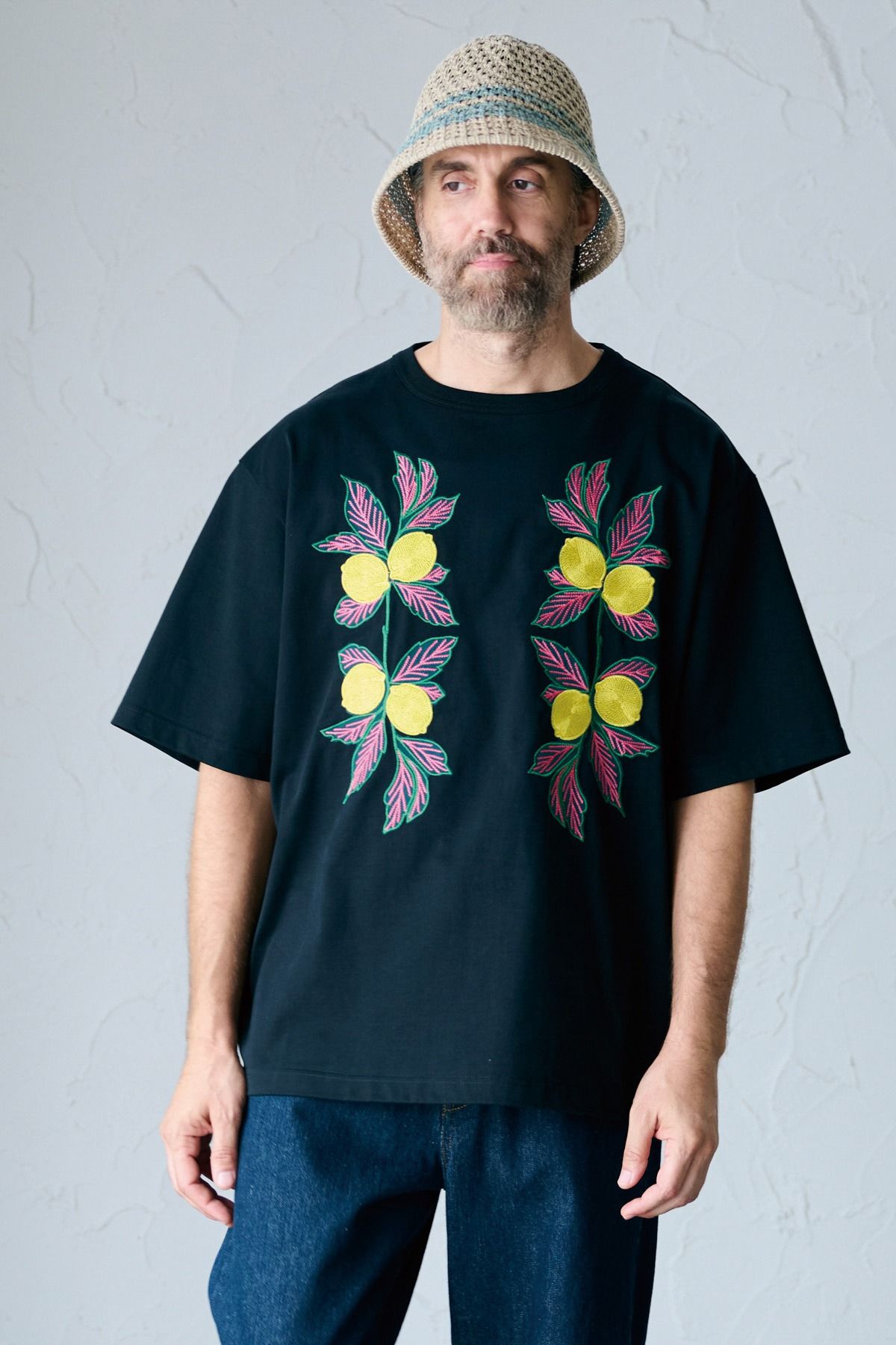 MEGURU / NEEDLE PATCH TOP 刺繍Tシャツ - BLACK