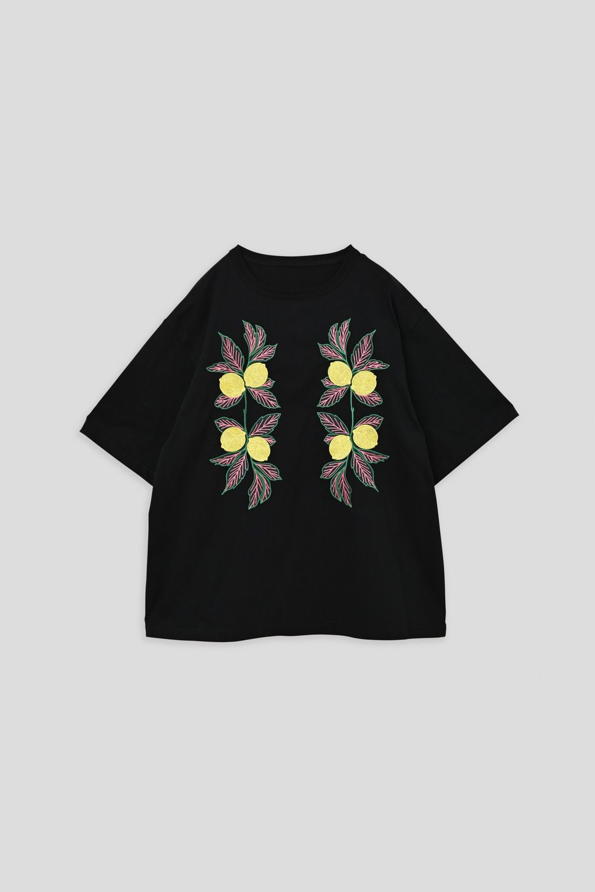 MEGURU / NEEDLE PATCH TOP 刺繍Tシャツ - BLACK