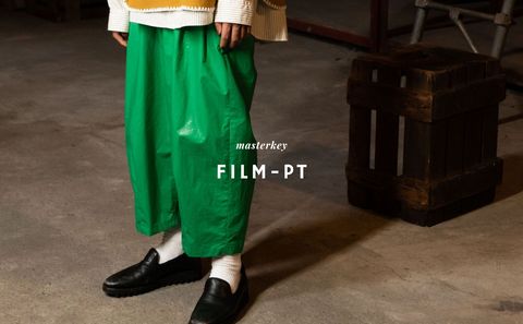 見た目はエナメルやレザーの様な表情で履き心地はステテコ 【masterkey : ワイドツータックパンツ : FILM-PT / フィルムパンツ】