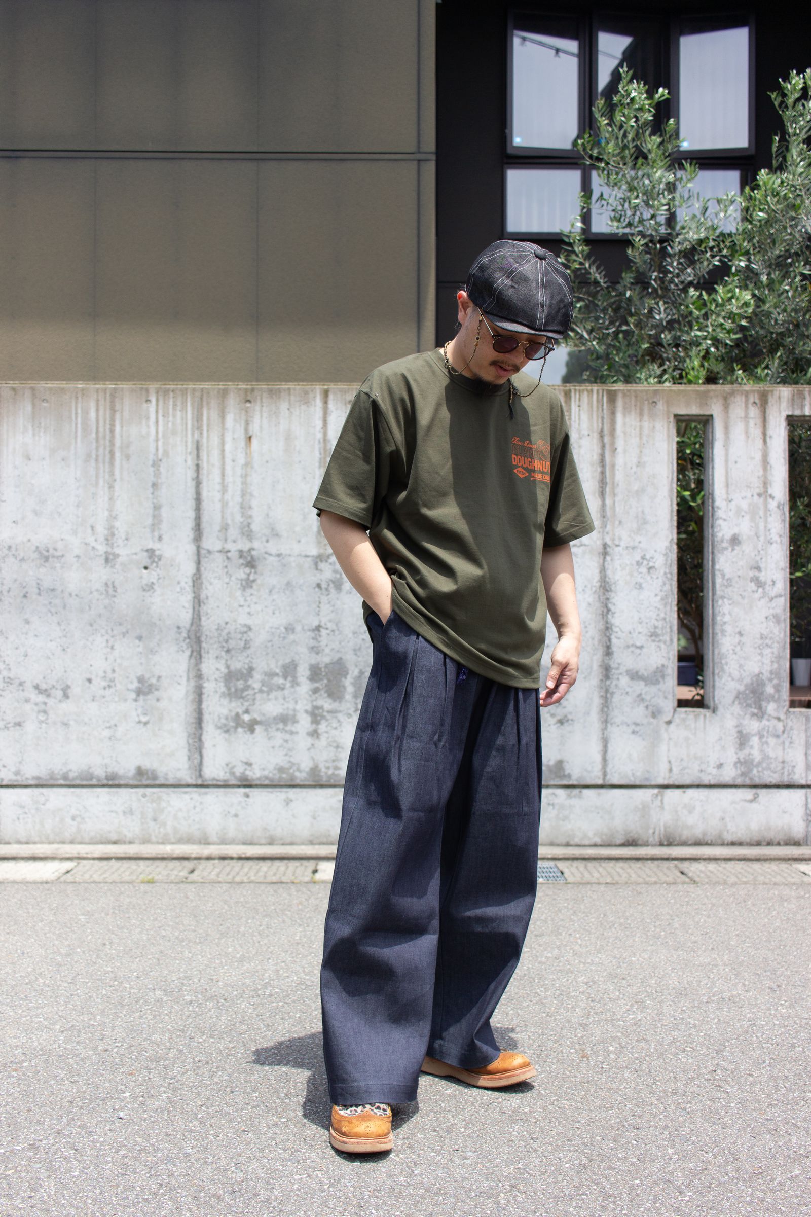 Tシャツ: GRAPHIC SCREEN TEE "DOUGHNUTS" / グラフィックスクリーンTEE - オリーブ