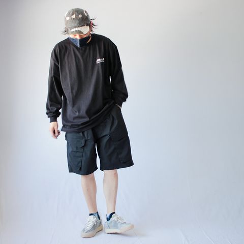 上下黒でも軽やかに