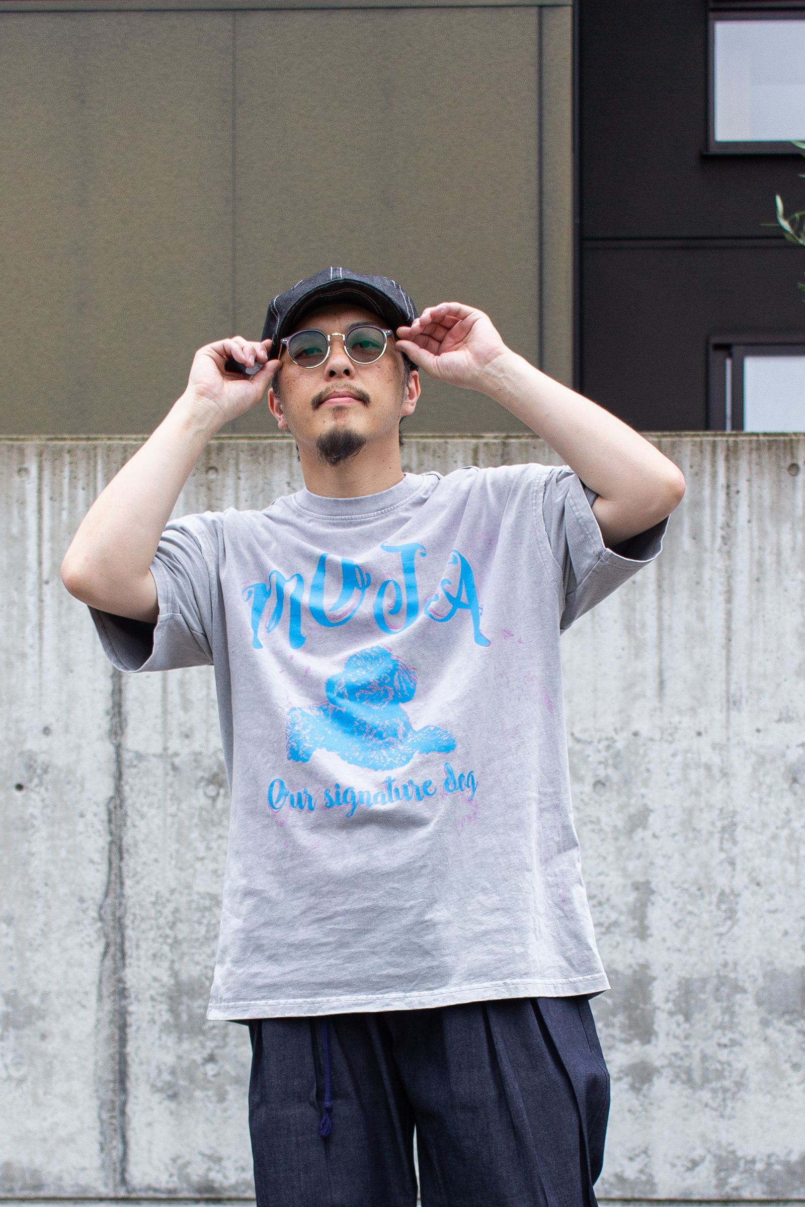 tomoshibi - プリントTシャツ : MOJA:2 - Vintage加工Tee olive