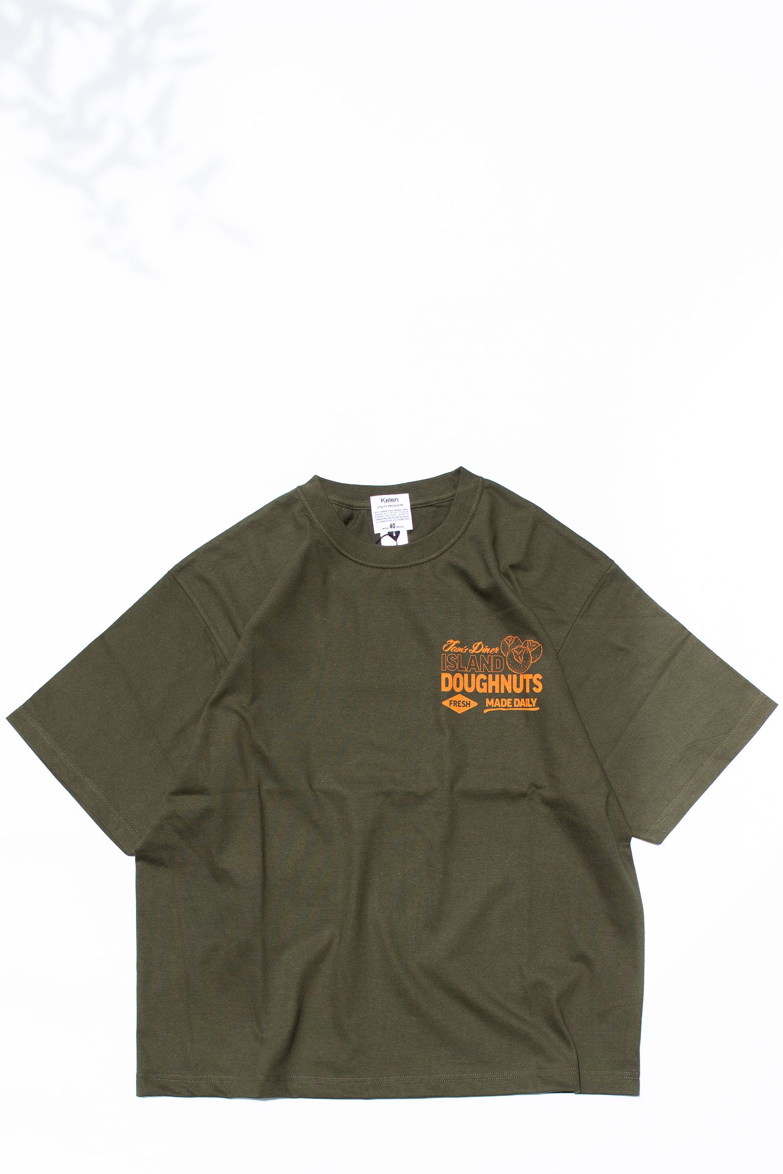 Tシャツ: GRAPHIC SCREEN TEE "DOUGHNUTS" / グラフィックスクリーンTEE - オリーブ