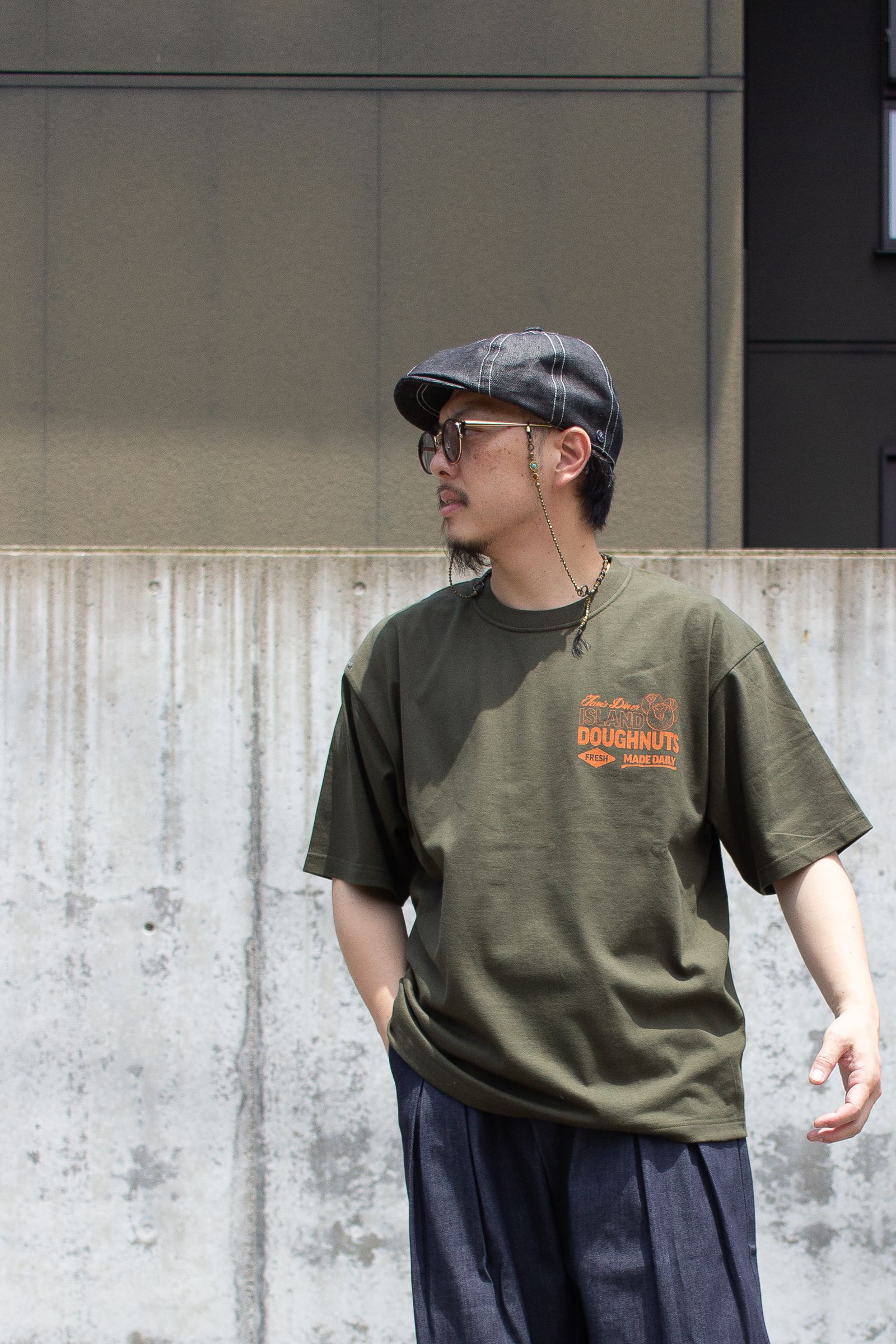 Tシャツ: GRAPHIC SCREEN TEE "DOUGHNUTS" / グラフィックスクリーンTEE - オリーブ
