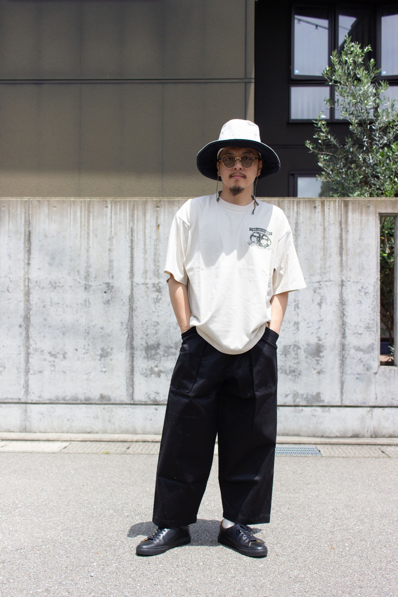 Tシャツ: GRAPHIC SCREEN TEE "THE MAN" / グラフィックスクリーンTEE - サンドベージュ