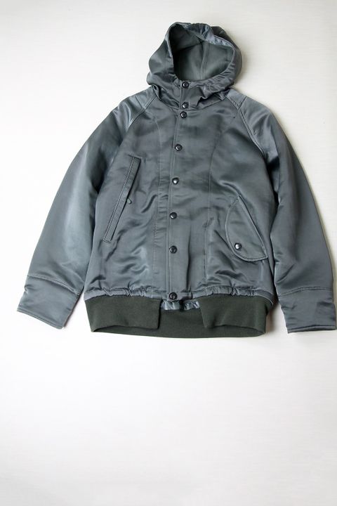 一見シンプルですがヒトクセあるコーデです。