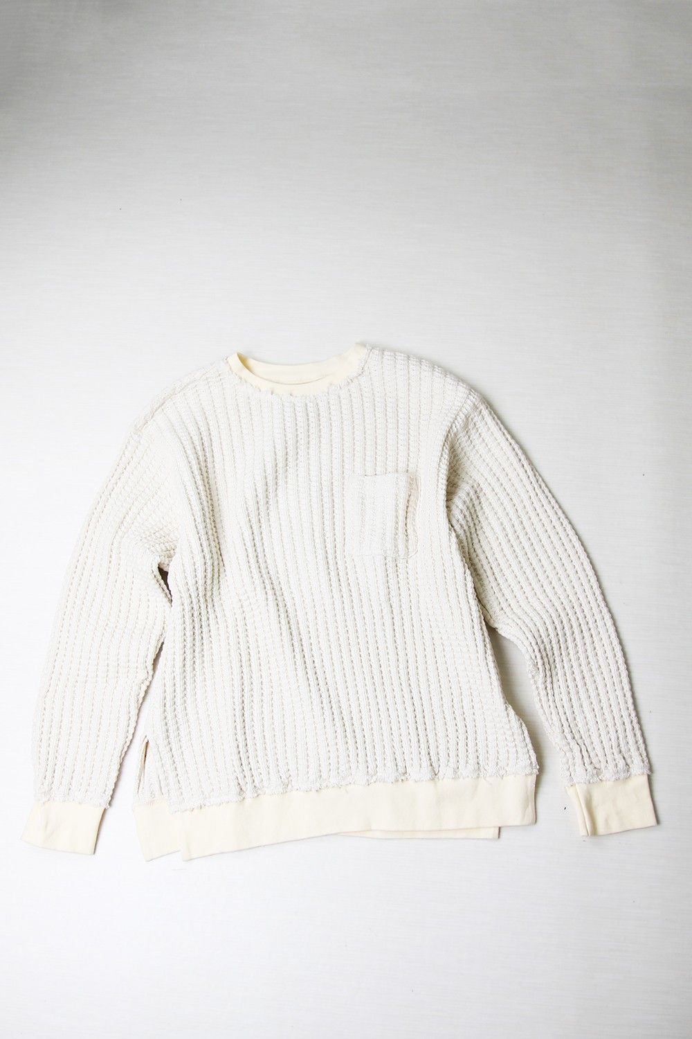 一見シンプルですがヒトクセあるコーデです。