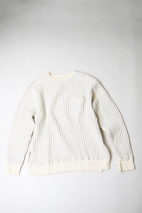 一見シンプルですがヒトクセあるコーデです。