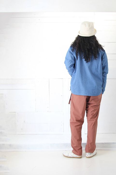 春のシャツスタイル