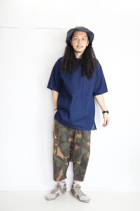 デニムTシャツはタイパンツと楽しむ