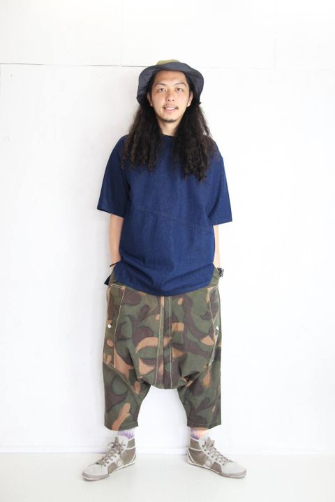 デニムTシャツはタイパンツと楽しむ