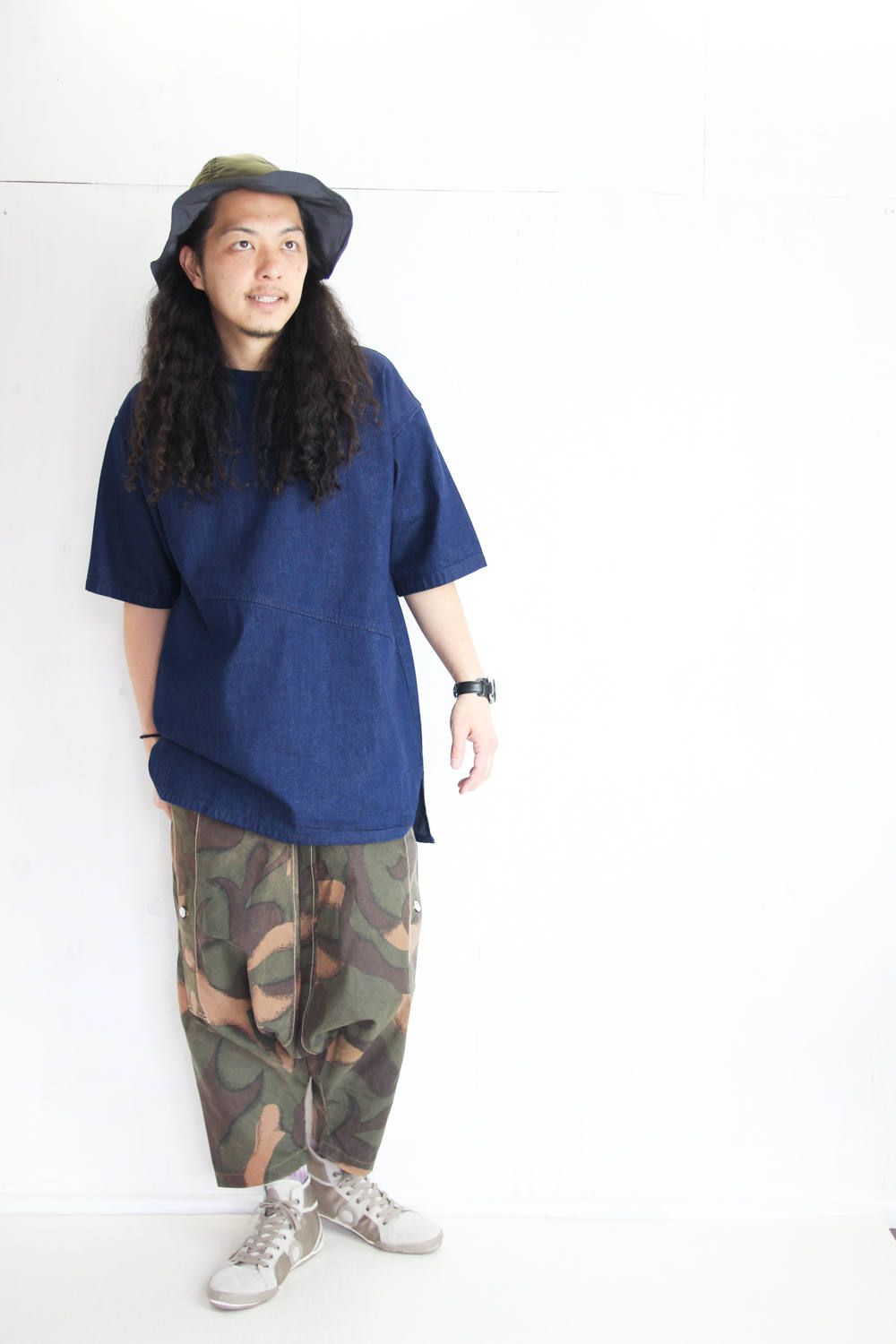 デニムTシャツはタイパンツと楽しむ