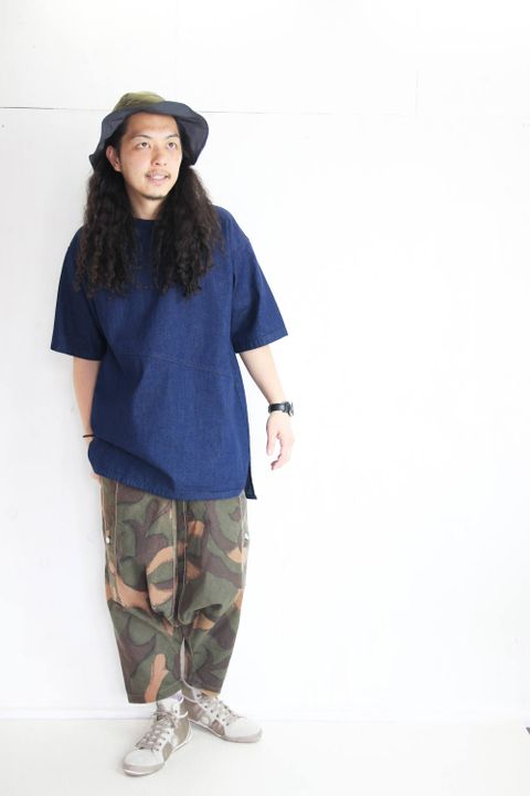 デニムTシャツはタイパンツと楽しむ
