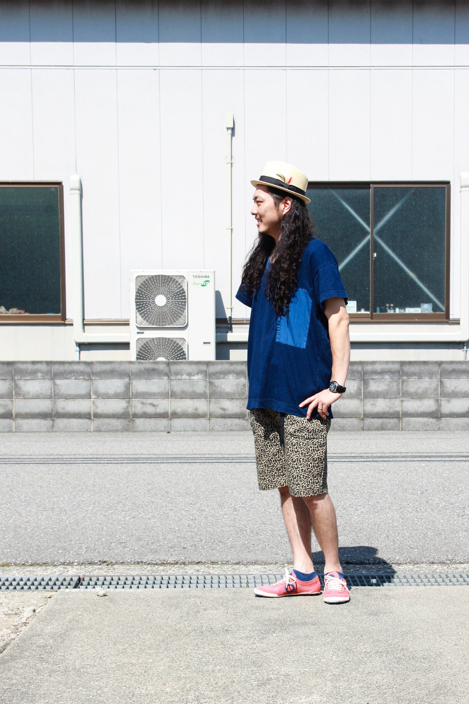 ピンクのスニーカー