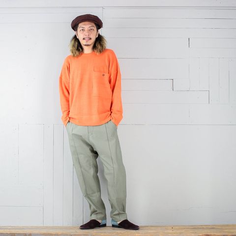 本日のコーディネート ~オレンジニットに合わせるならどっち?~