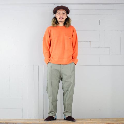 本日のコーディネート ~オレンジニットに合わせるならどっち?~