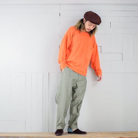 本日のコーディネート ~オレンジニットに合わせるならどっち?~