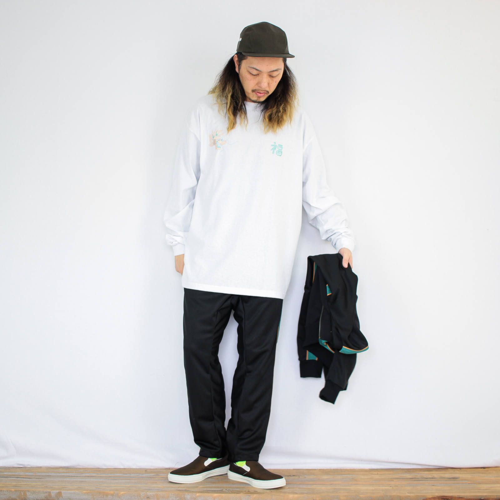 cobachiの刺繍長袖Tシャツを使ったコーディネート【金曜日】