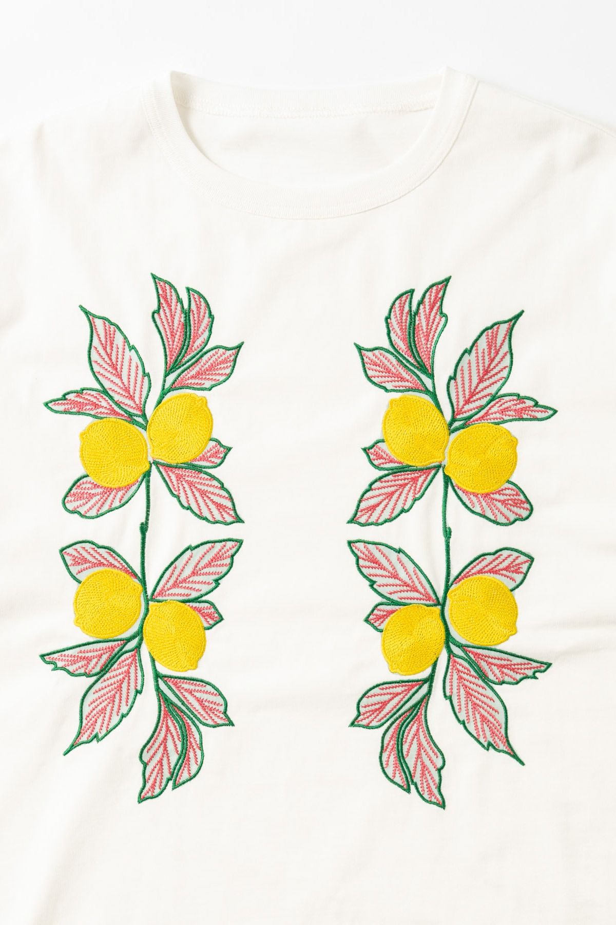 MEGURU / NEEDLE PATCH TOP 刺繍Tシャツ - OFFWHITE