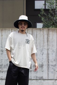Tシャツ: GRAPHIC SCREEN TEE "THE MAN" / グラフィックスクリーンTEE - サンドベージュ