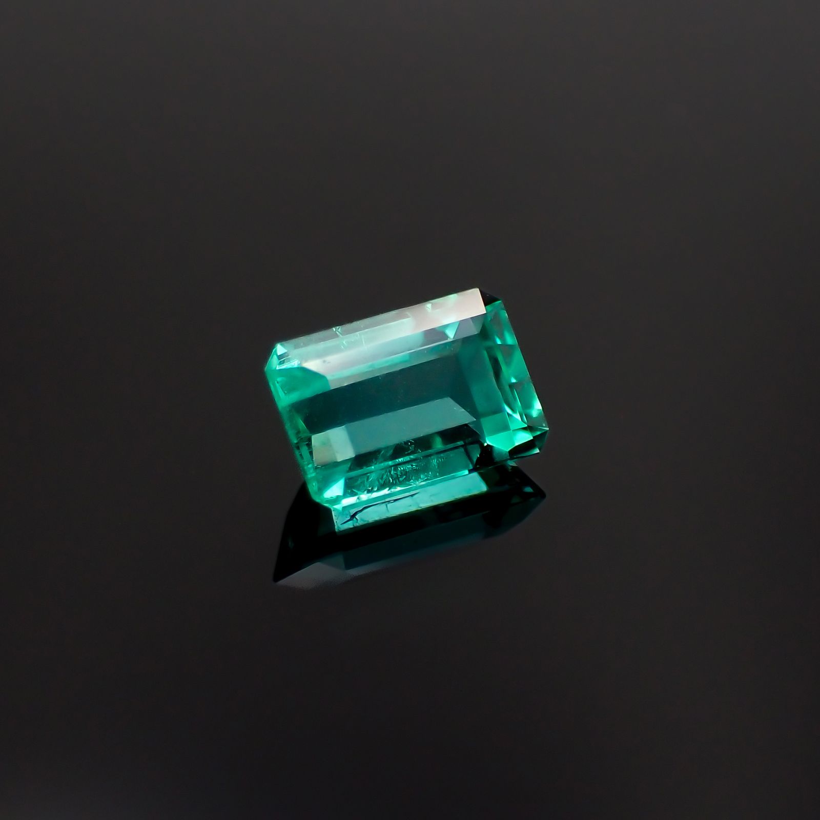 ノンオイルエメラルド(宝石名エメラルド)コロンビア産 0.69ct GIA鑑付[230823282]6.47x4.43mm前後