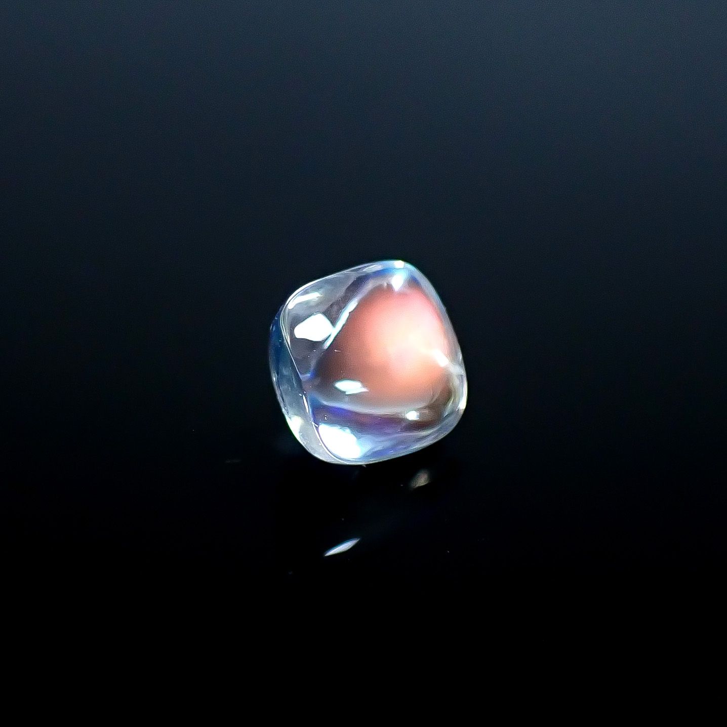 ◇バフトップカット◇レインボームーンストーン(宝石名ラブラドライト)マダガスカル産 ソ付(彩珠) 1.220ct / 6.1x5.8mm前後 [250931032]