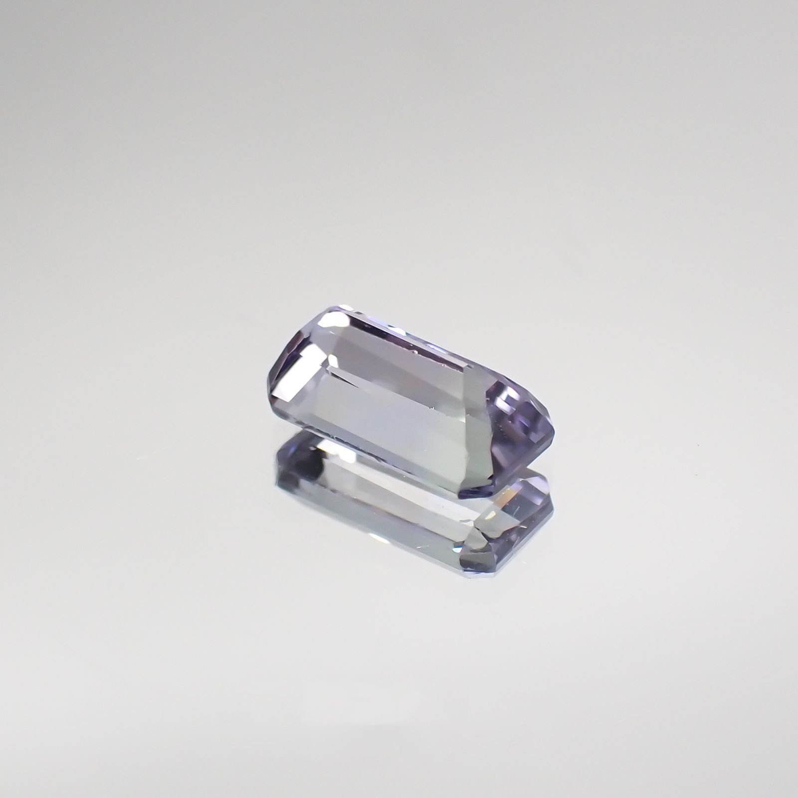 バイカラータンザナイト(宝石名バイカラー・ゾイサイト) タンザニア産 0.487ct ソ付(彩珠)[210711583]6.2×3.2mm前後