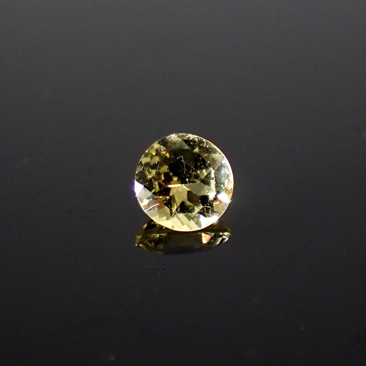 イエローダンビュライト タンザニア産 0.29ct[240125457]4.4x4.4mm前後